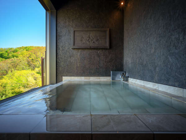【ひとひかり】　客室露天風呂からは巡り巡る季節の風景をお楽しみいただけます。