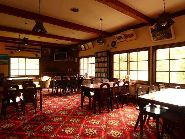 クラシックな山小屋の雰囲気佇む食堂やカフェスペース