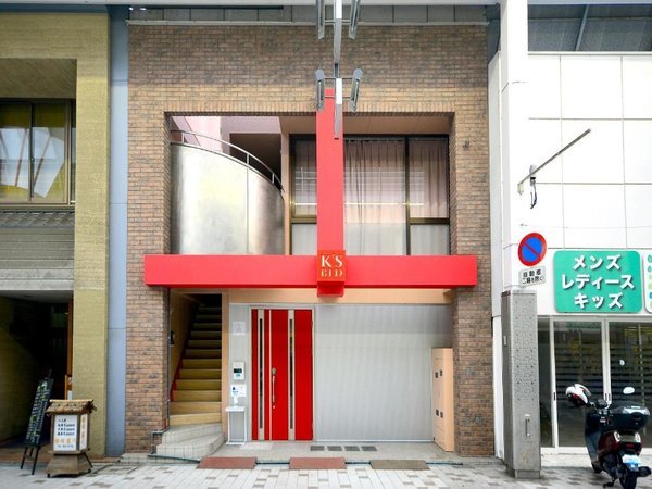 【K'sホテル】兵庫町商店街の中にあり赤いドアと柱が目印♪島旅やアート旅の拠点にも