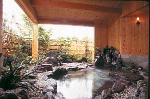 天然温泉100％こんなに広い露天風呂を貸切できるのはサライならでは♪