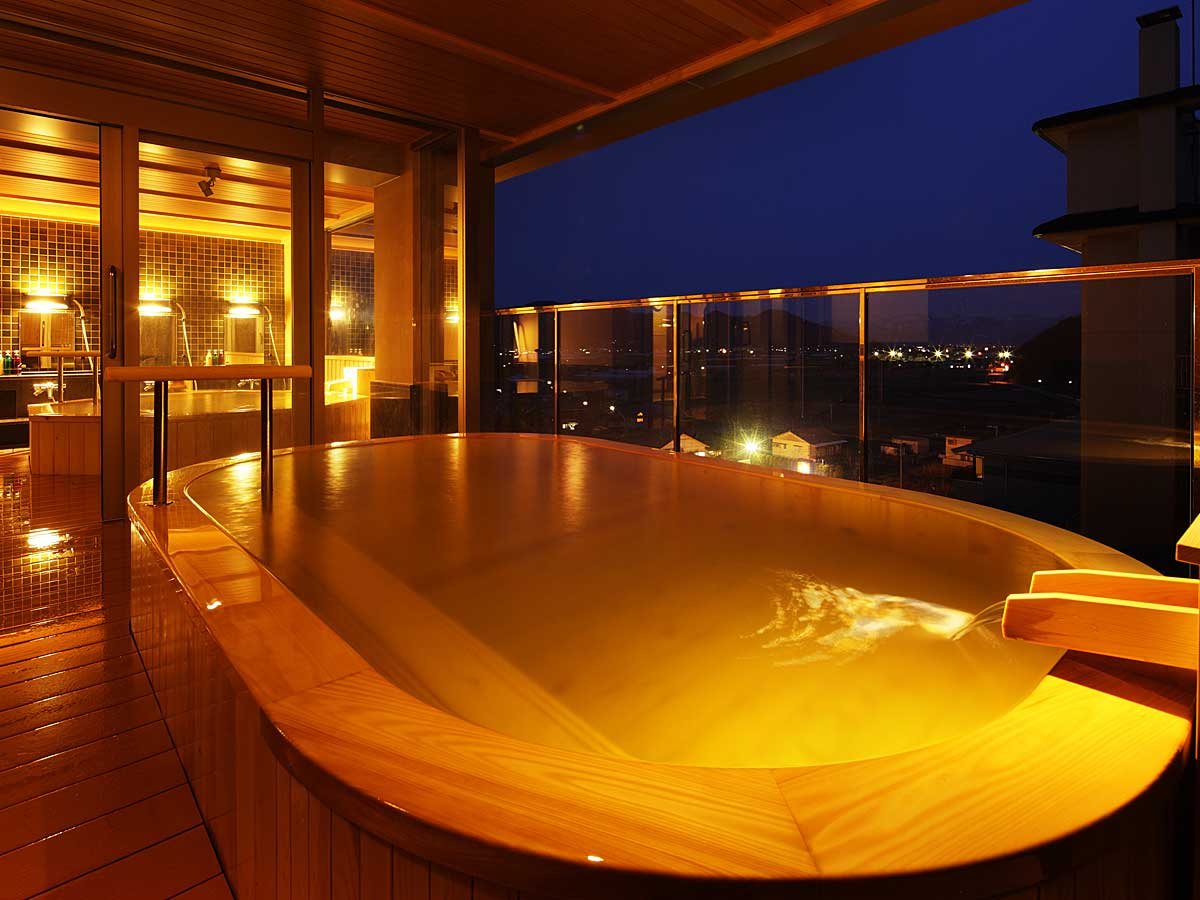 展望檜風呂【熱の湯】小判の形の露天風呂（男湯）2012年4月1日オープン