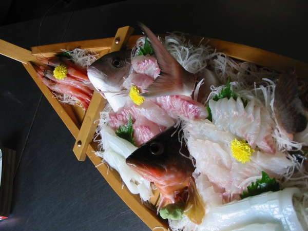 夏魚の船作り（鯛　あこ）鯛は白身で上品な旨味が有りますアコはハタ科の魚でクエの仲間です。味は絶品です