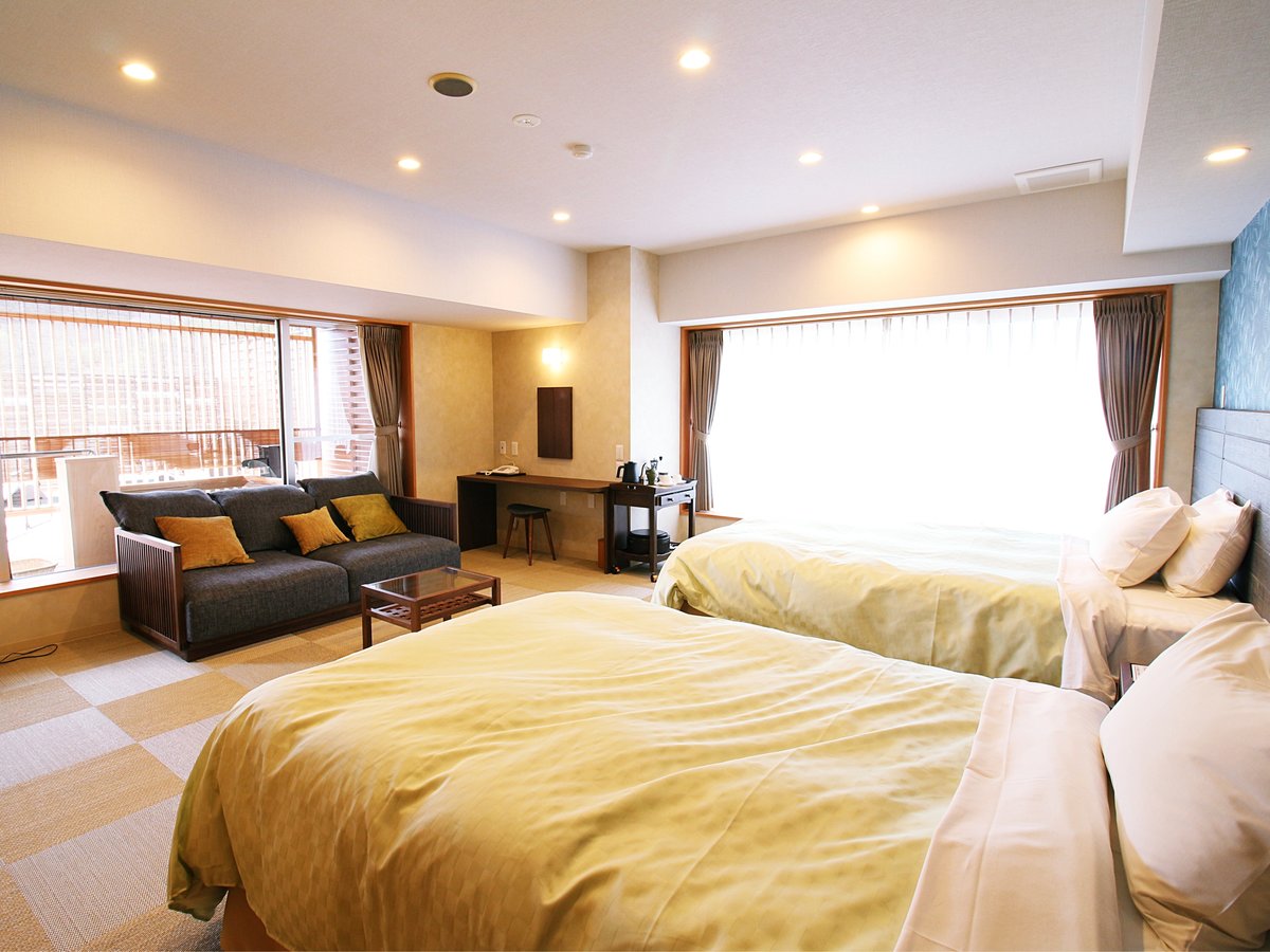 露天風呂付客室【天満月(あまみづき)】は、琉球畳の床にベッド２台のお部屋です。