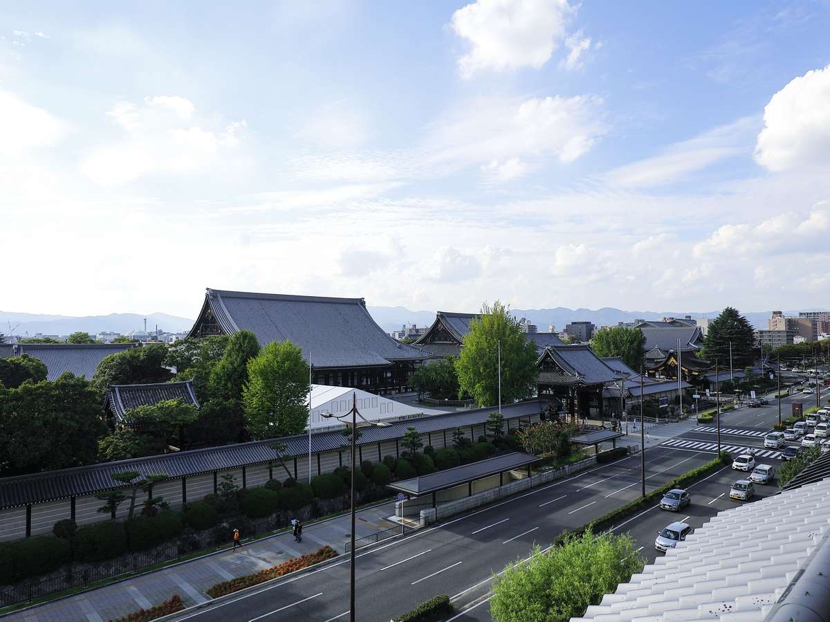 <世界遺産の西本願寺>旅館あづまやの目の前です