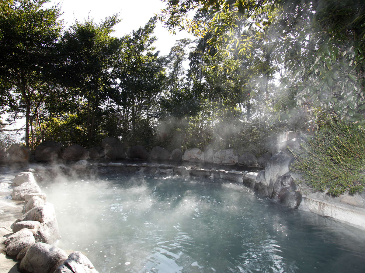 霧島山系の深い緑の森の中に設けられた閑静な露天風呂