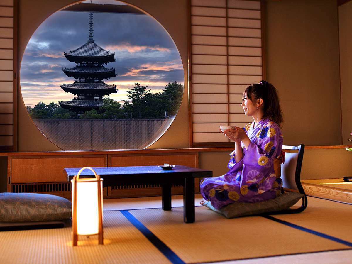 奈良の風情に包まれながら、のんびりと世界遺産「五重塔」を眺める―― そんな風情あふれるひとときを。