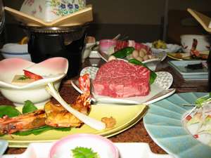 当館で一番人気の牛フィレ肉の陶板焼きは柔らかで美味です。