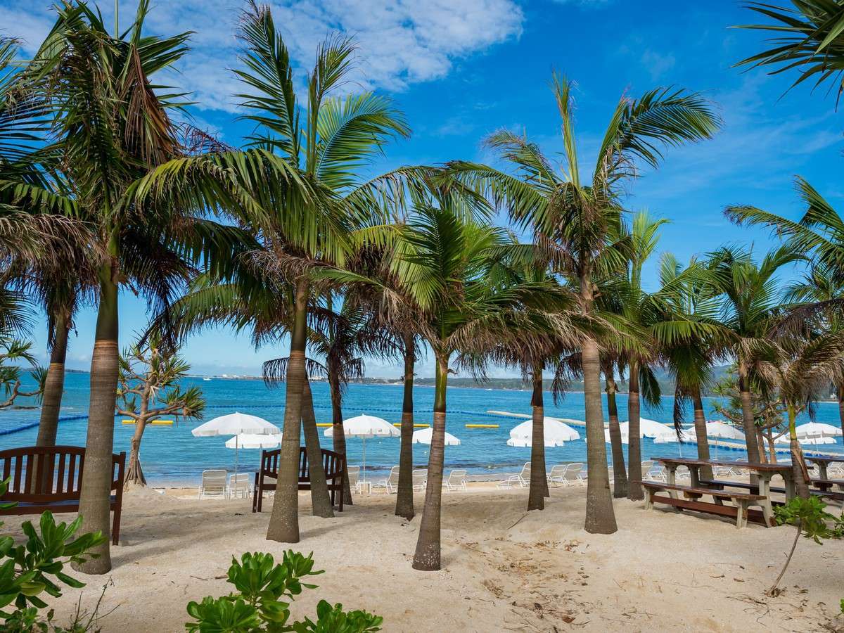 【カヌチャビーチ】青い海、白い砂浜でたっぷりと南国リゾートを満喫