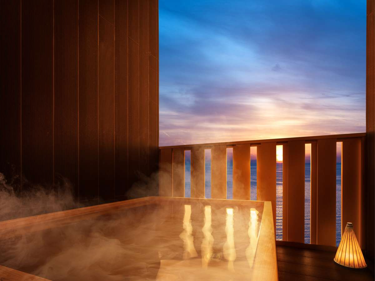 【特別室】客室露天風呂からは朝陽が昇る様子もご覧いただけます。