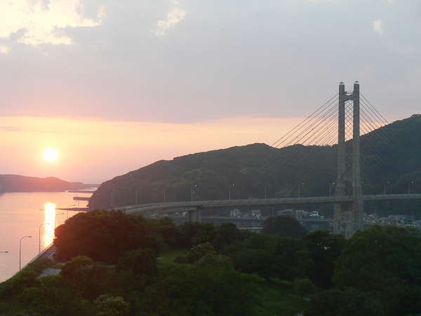 呼子大橋と夕陽とのコラボです。