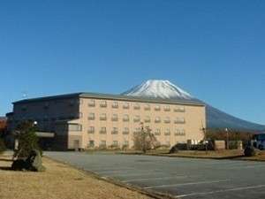 ホテルの後ろには、雄大な富士がご覧いただけます。