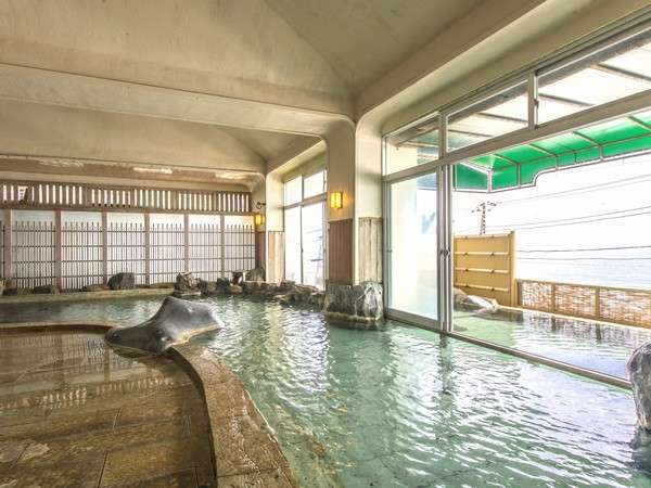 広々とした湯舟の、たっぷりのお湯で熱川温泉の湯あみをお楽しみください
