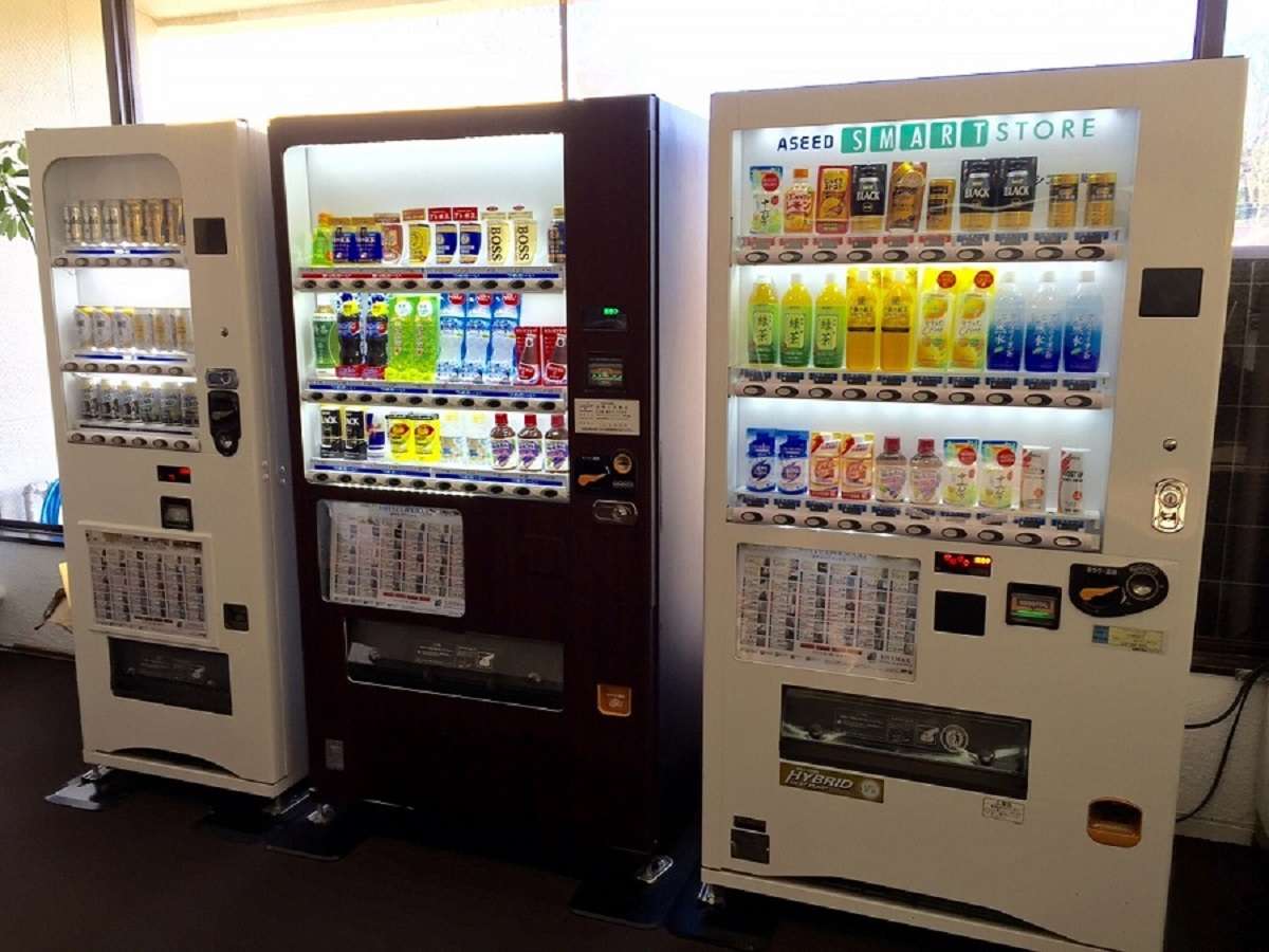 ◆飲料自販機◆1Fロビーにアルコール類とソフトドリンク類がございます。