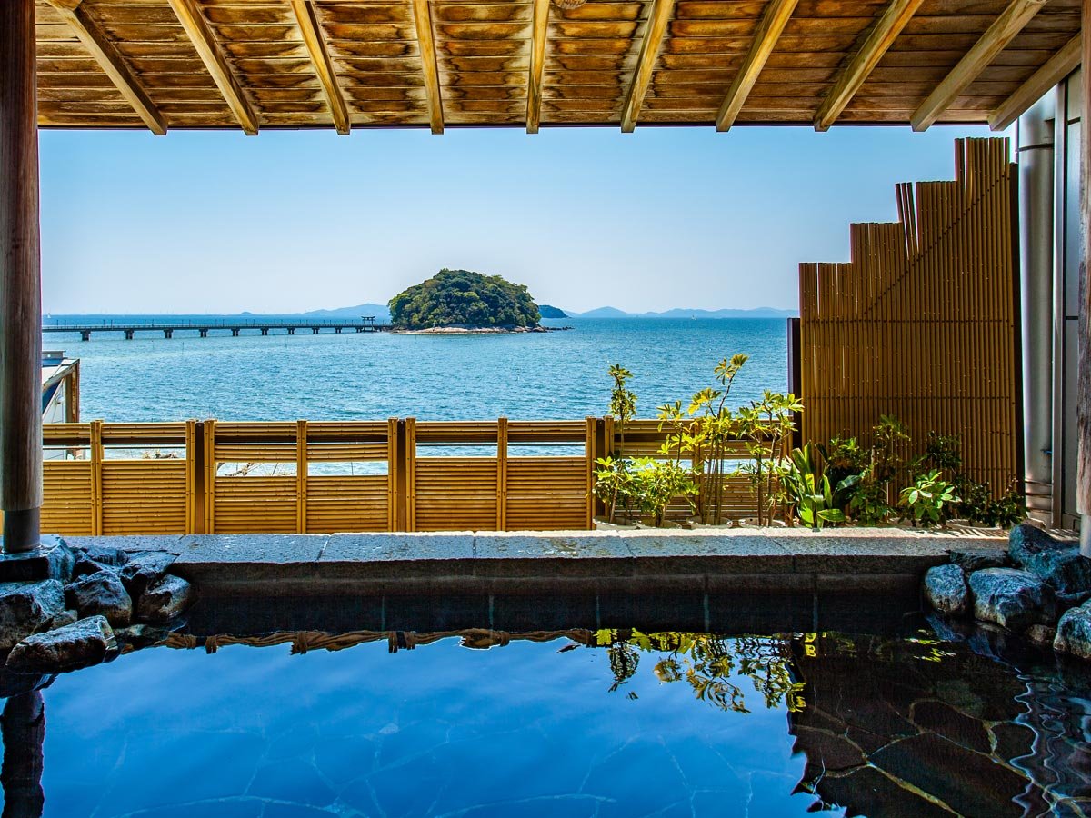 ～男性露天風呂　きららの湯～　大浴場内から入れる露天風呂。眼前に広がる三河湾と竹島の眺望を。
