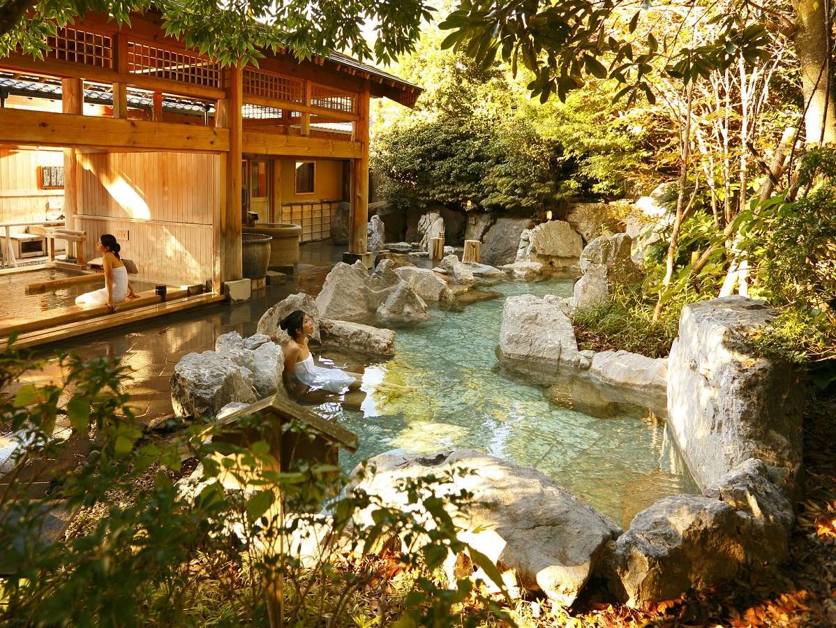 【大浴場：岩露天風呂】豊かな自然に囲まれた開放感溢れる露天風呂