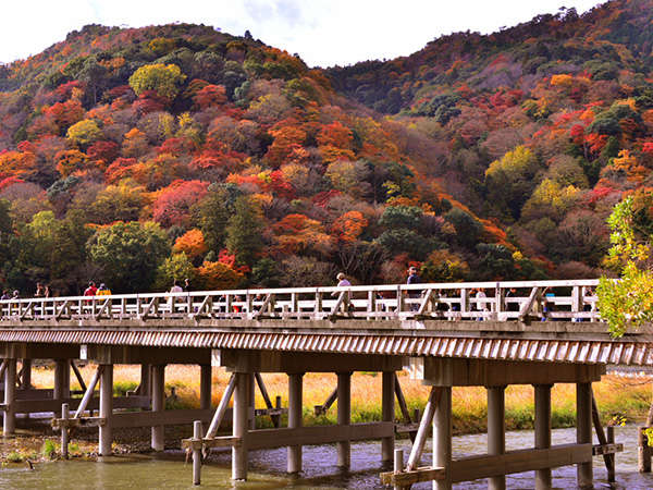 【渡月橋と嵐山】嵐山の紅葉は11月後半が見ごろです。ホテルより徒歩約15分
