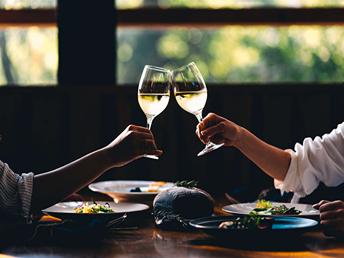 WOODSIDE dining：お気に入りのワインやパンを見つけて大切な人との語らいの時間を…。