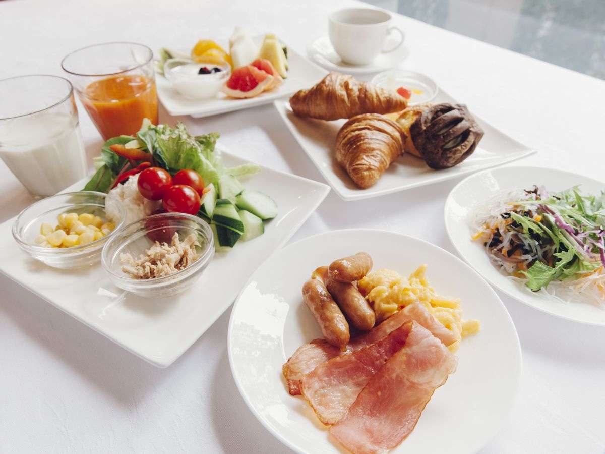 ■朝食バイキング：１階レストランにてビュッフェスタイルでの朝食をお楽しみ下さい。 