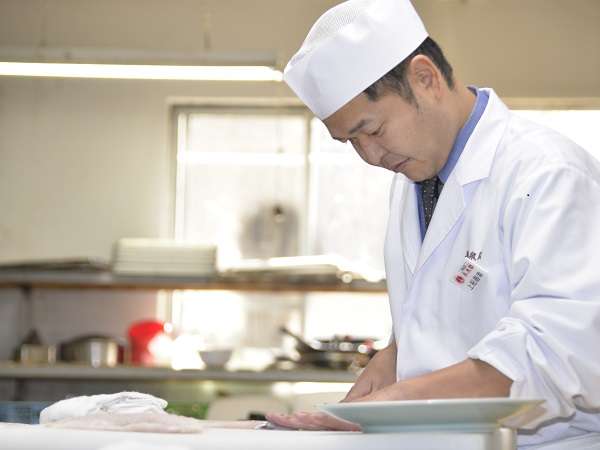 【日本料理の伝統を忠実に受け継ぐ】（決して既製品に頼らず、手間隙を惜しまず、丹精込めてお出しします）