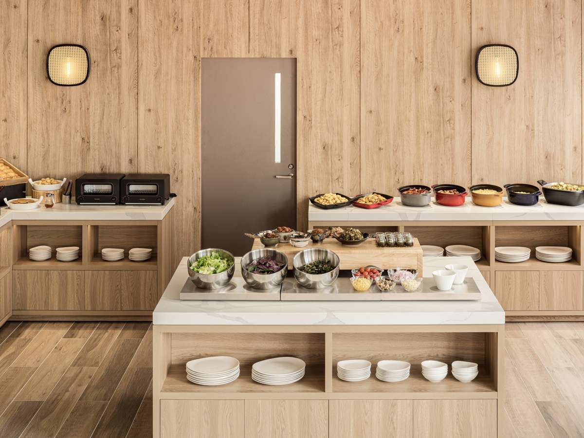 和食の料理人がつくる本格うちなーごはんをメインにしたビュッフェスタイルの朝食をご用意しております。
