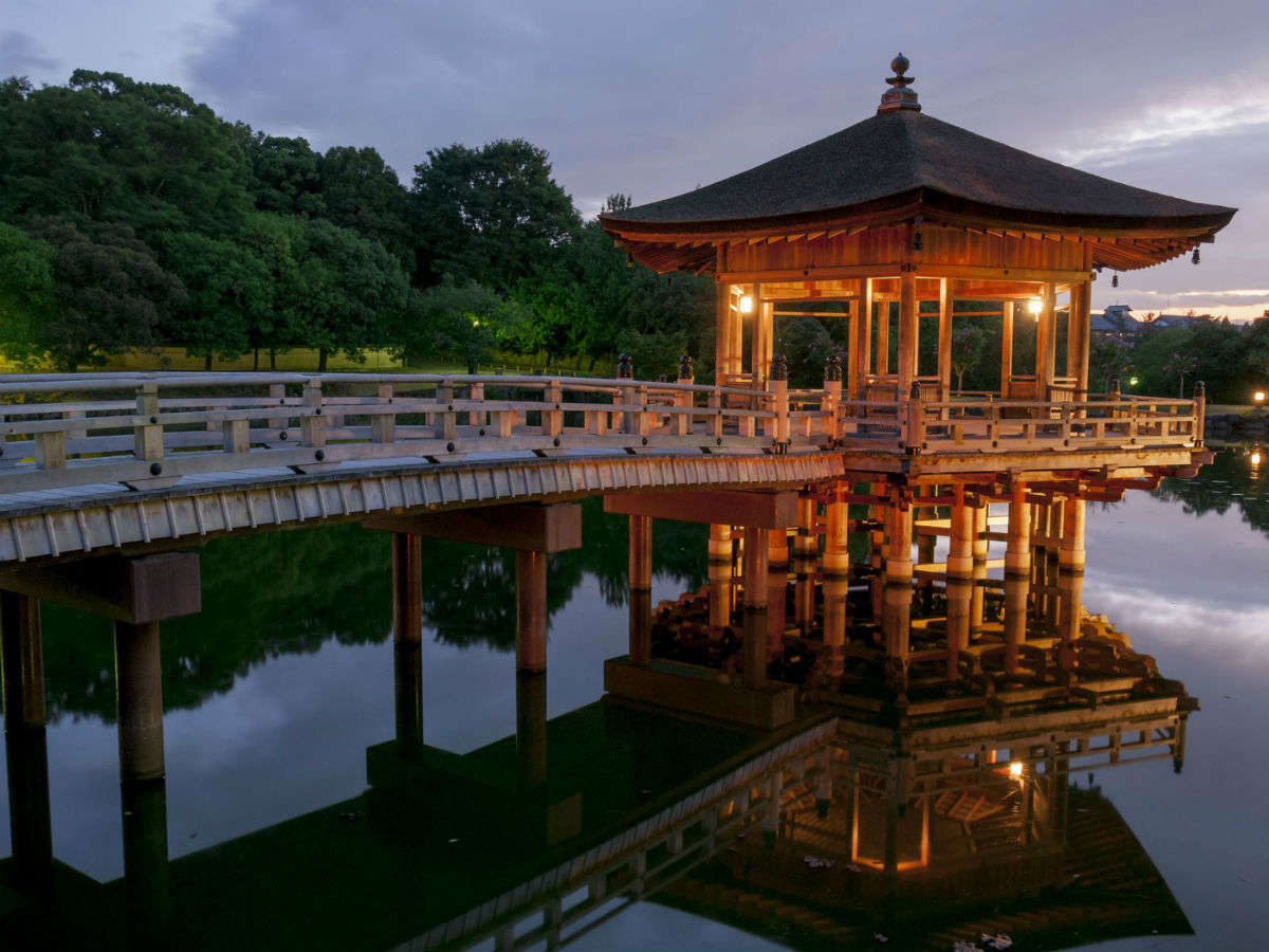 【周辺観光・浮見堂】鷺池に浮かぶ六角形の浮見堂は、奈良の水辺の風景として大人気です。