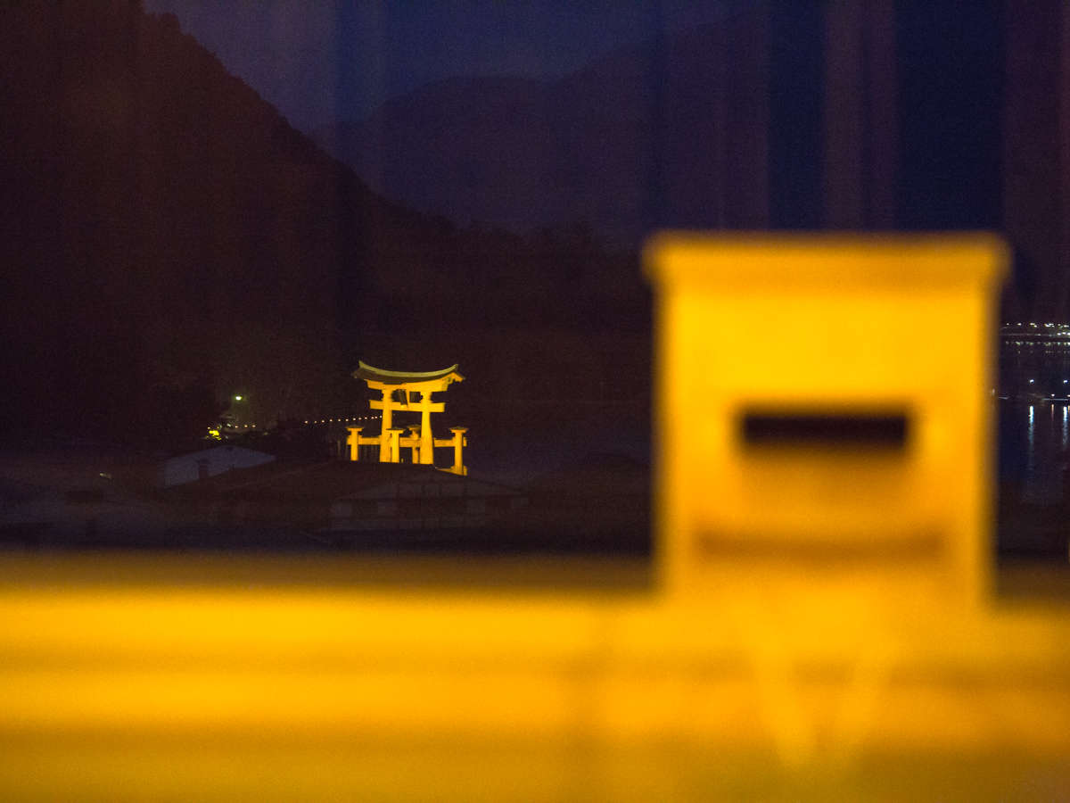 【展望風呂(夜)】ライトアップされた世界遺産『厳島神社大鳥居』を一望♪
