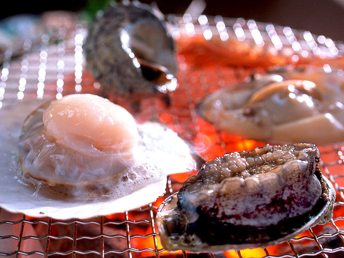 日本海の旬の魚介類を活きたまま炭火で炙って。