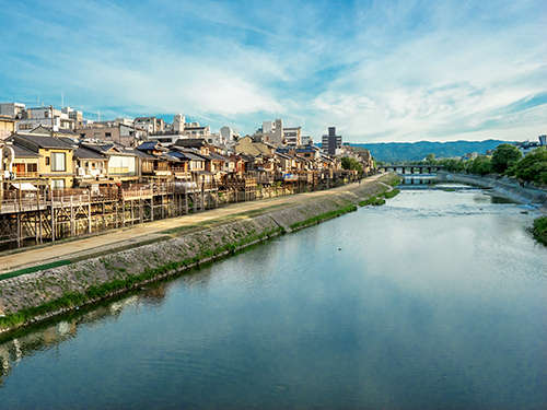 【 鴨川 】春から夏にかけて有名な鴨川納涼床が行われデートスポットとしても人気〈徒歩約7分〉