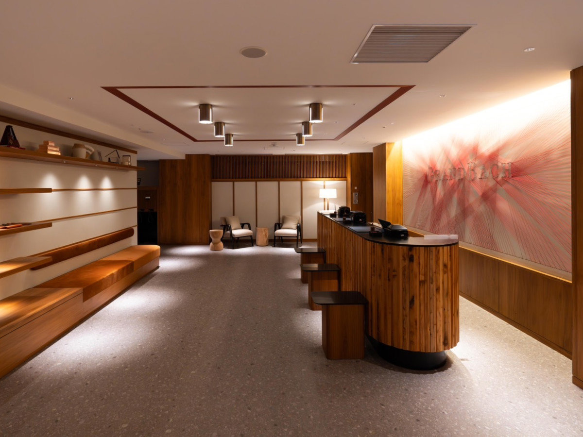 【フロント】エレベーターで2Fまでお越しください。