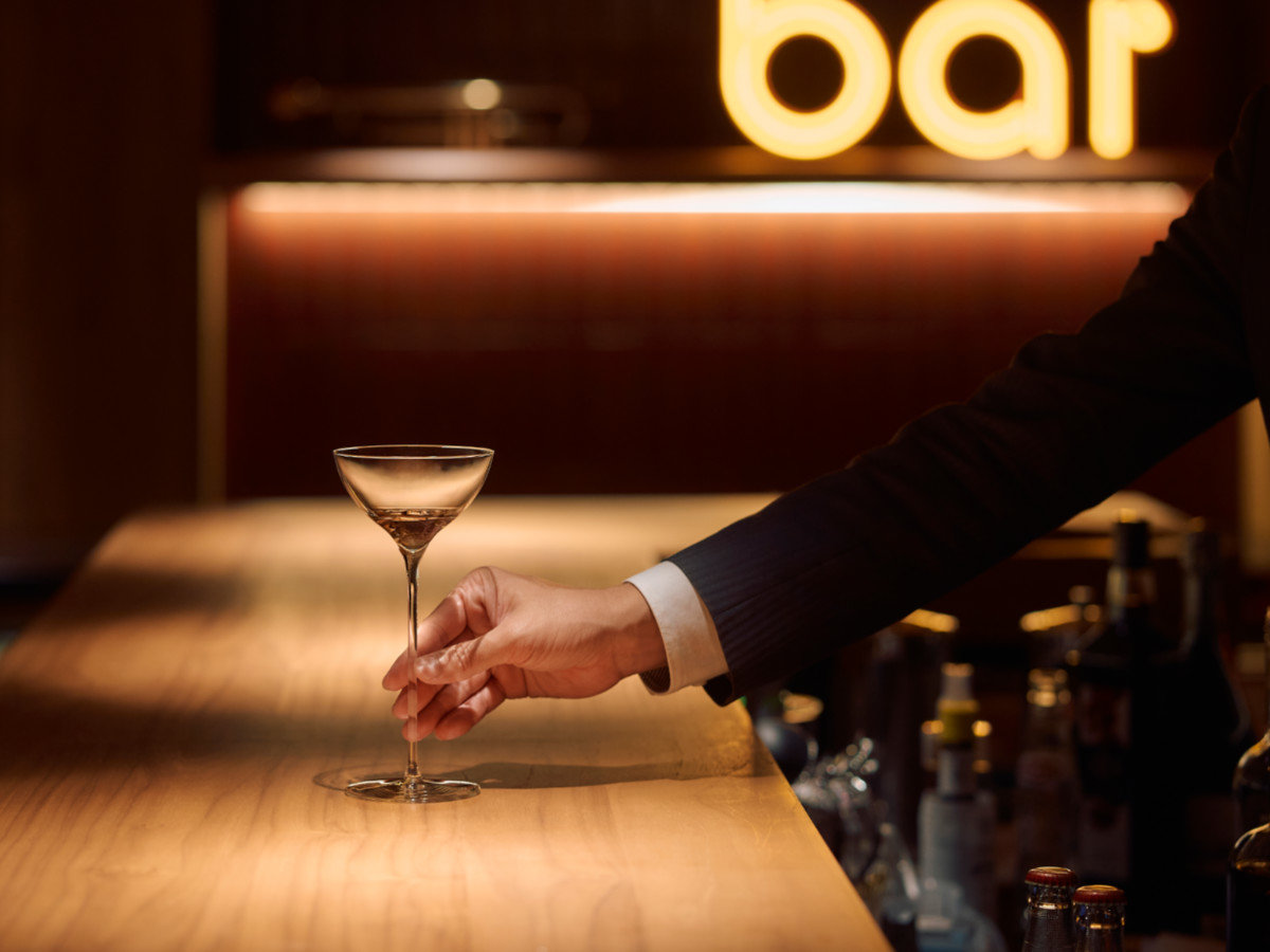 【バー＆ラウンジ】バー営業時間 18:00 ～ 23:00 (L.O.22:30)