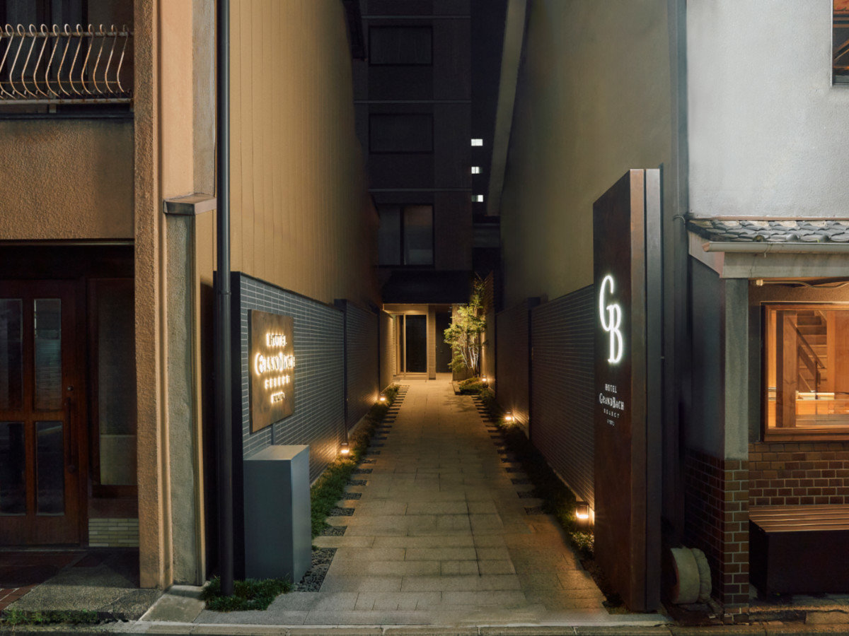 右に進んで三軒目にホテルの入口がございます。