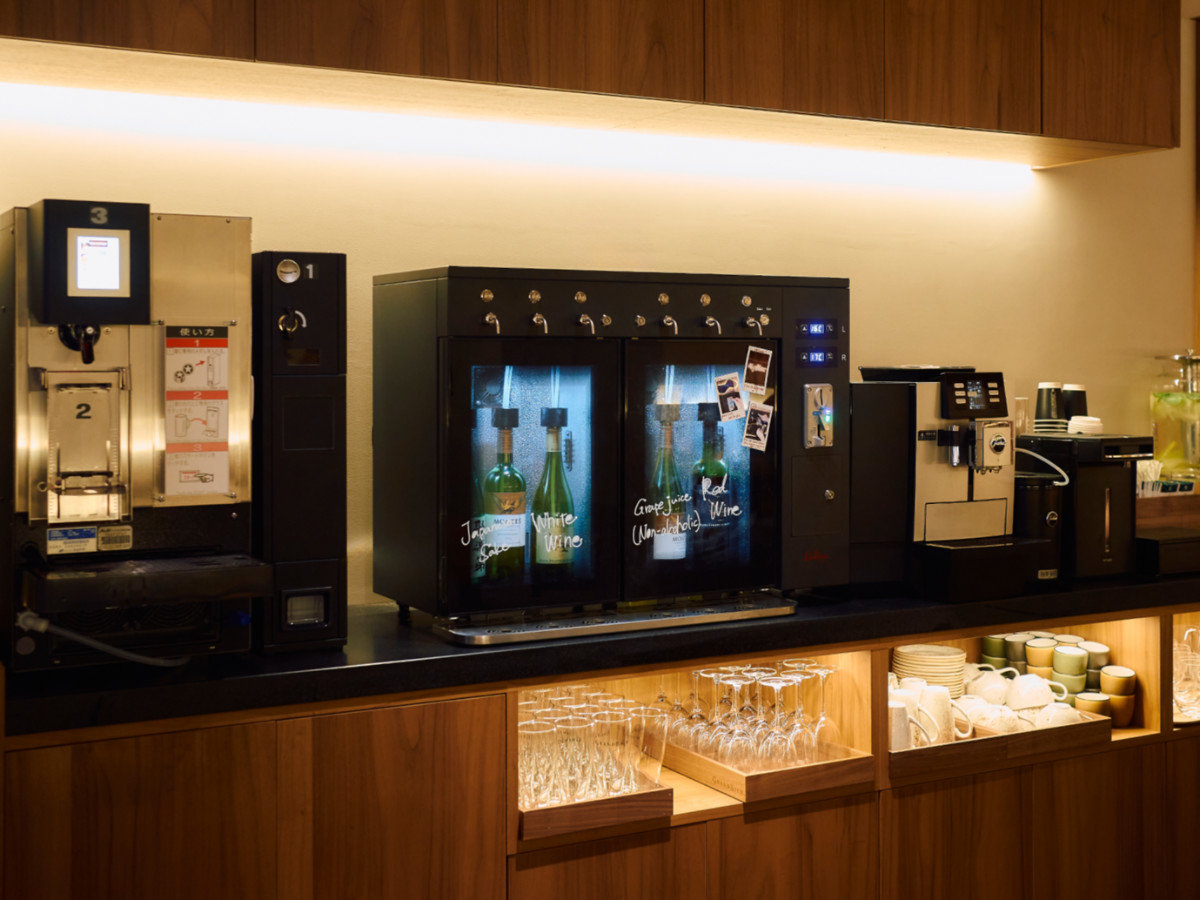 【バー＆ラウンジ】コイン式サーバーにてワイン、日本酒、ビールが一杯無料