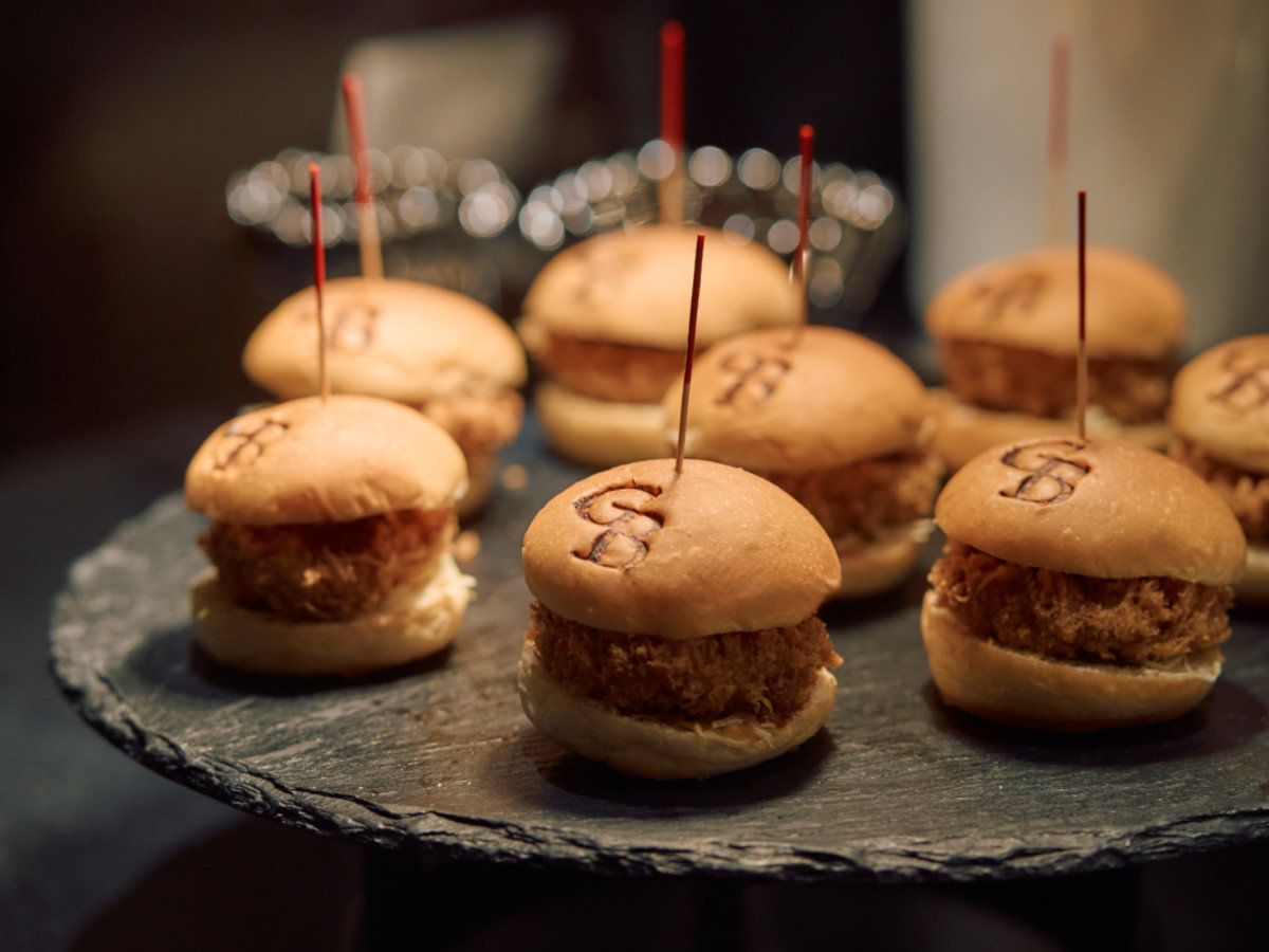 【朝食ビュッフェ】朝食ブッフェ名物、朝カツ！『GBとんかつバーガー』揚げたてのとんかつ新宿さぼてん