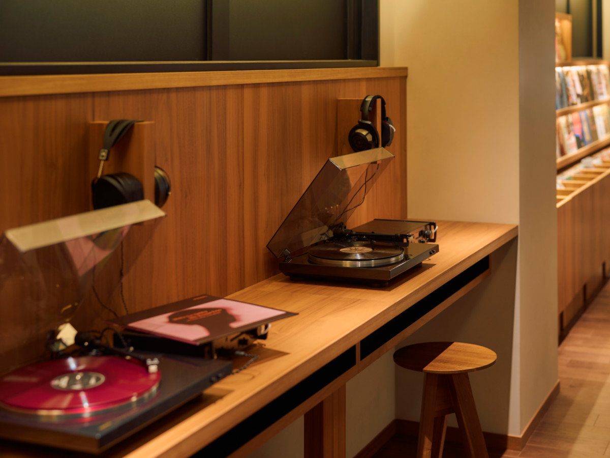 【バー＆ラウンジ】クラシックはもちろん、ジャズ、ロック、国内外のポップスなど約200枚のレコードが揃う