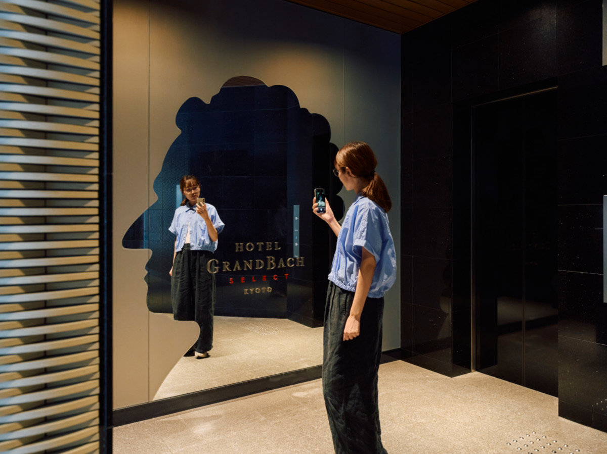 【エレベーターホール】バッハの横顔を模ったフォトスポット