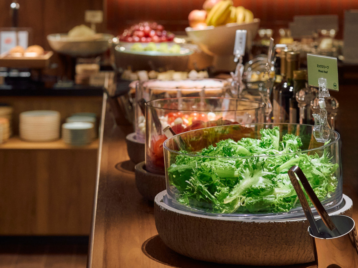 【朝食ビュッフェ】スモークサーモン、ハム、カマンベールチーズ、スーパーフード等