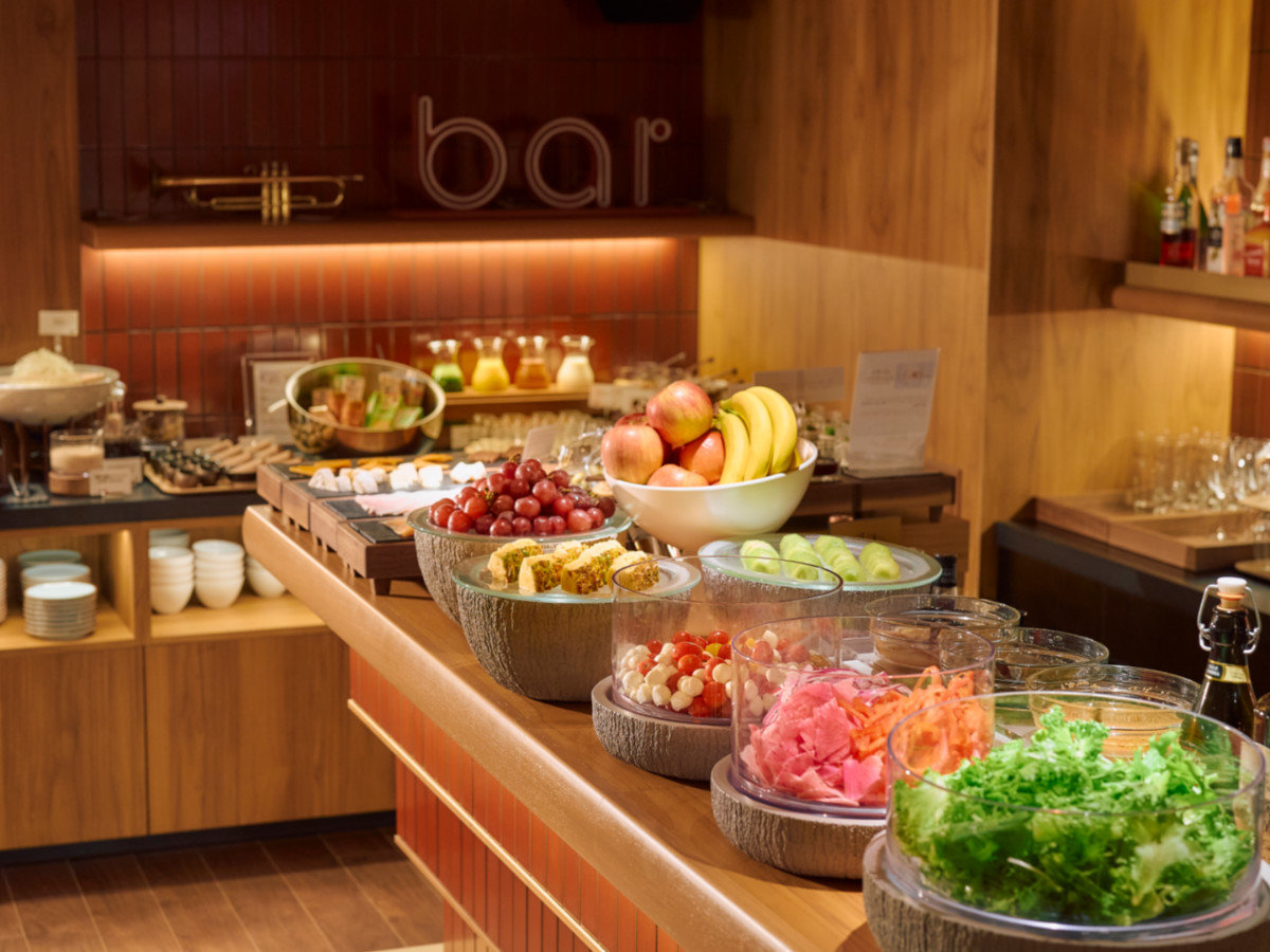 【朝食ビュッフェ】スモークサーモン、ハム、カマンベールチーズ、スーパーフード等