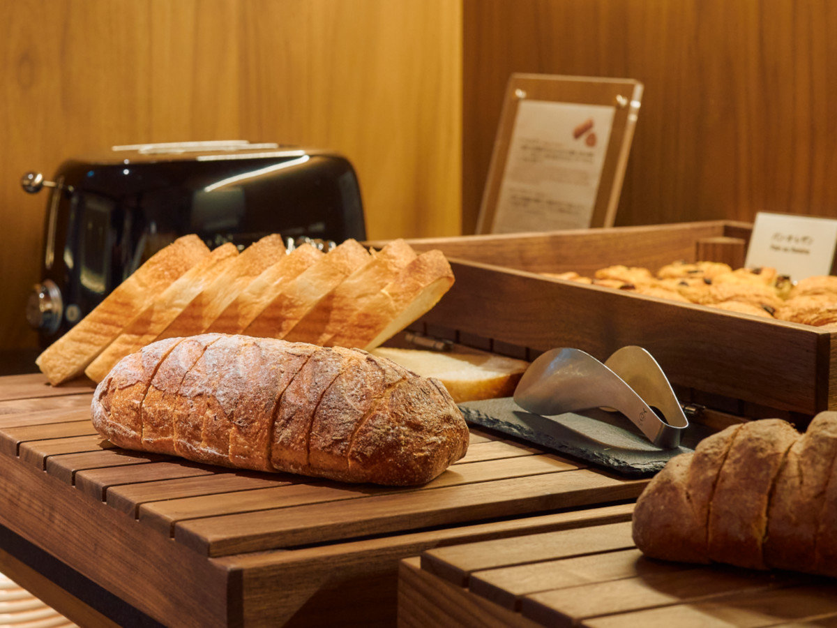 【朝食ビュッフェ】クロワッサン、トース、チョコレートパン、レーズンパン、フランスやドイツのパン等