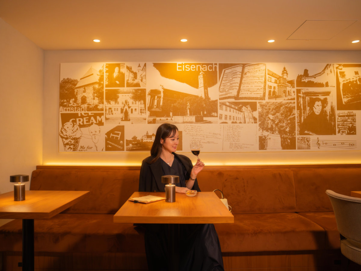 【バー＆ラウンジ】コーヒーや紅茶などをご利用いただけるほか、バーとしてもご利用いただけます。