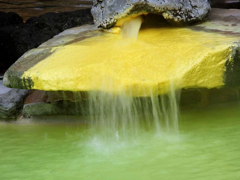 源泉「竜泉の湯」万座温泉でも万座高原ホテルだけの黄色がかったお湯です。