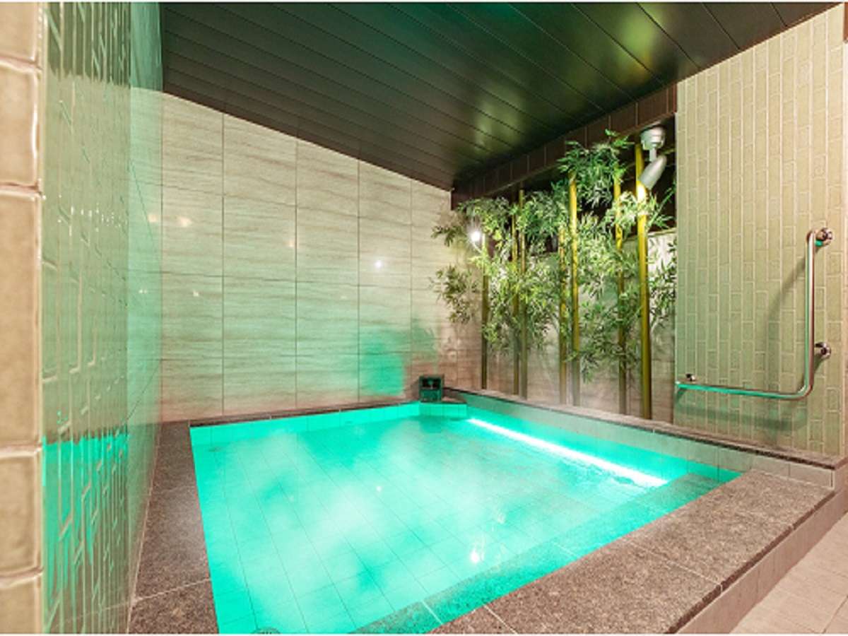 男性浴場☆竹林に囲まれたブラウンを基調とした浴槽は、落ち着いた空間を作り出しています。