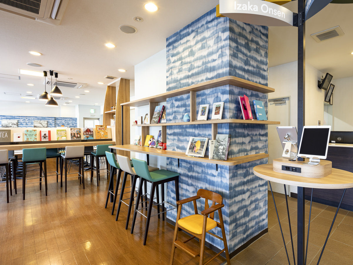 【ライブラリーカフェ】Wi-Fi接続無料◆カフェ内にはコンセントも充実。ワークスペースとしても快適。