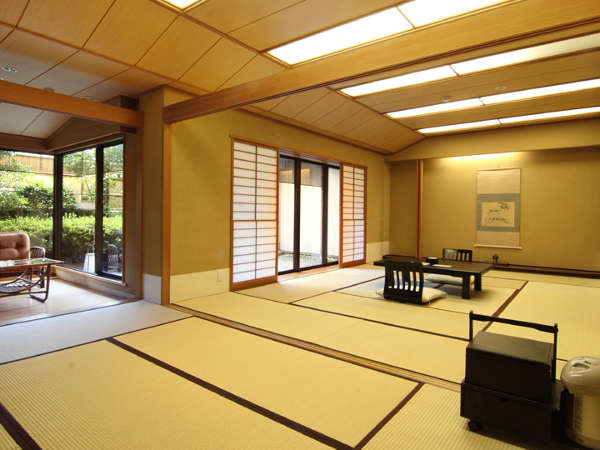 【和室】日本庭園を眺められる純和室は、最大6名様までご利用いただけます。