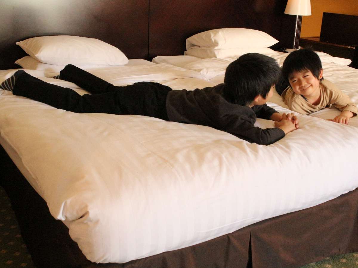 【ファミリールーム 洋】ハリウッドツインのベッドはお子様が寝転んでも広々使えます！