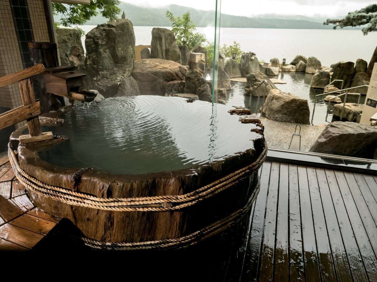 ■1Ｆ大浴場「豊雅殿」丸太風呂／最大直径2.3ｍの丸太風呂。樹齢約650年の北洋エゾマツを使用
