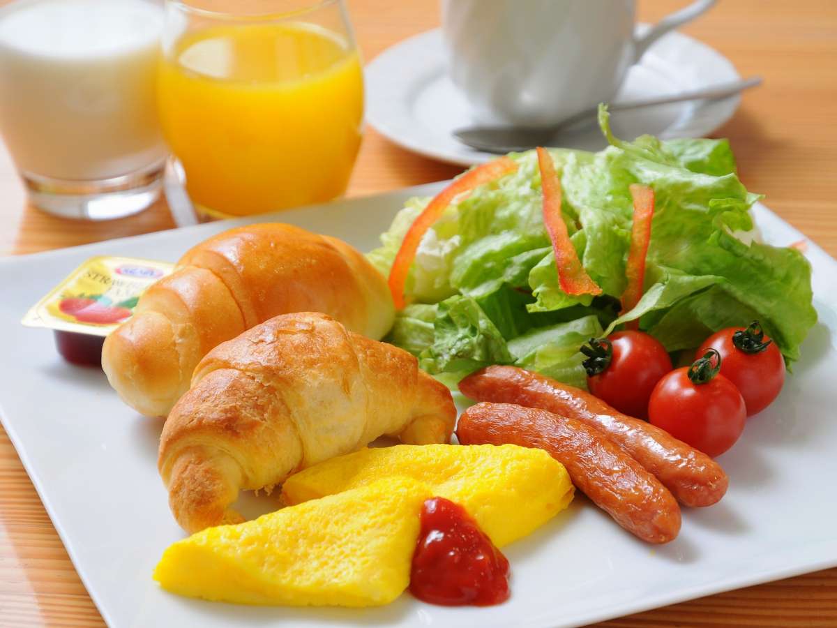 和洋の人気ビュッフェの朝食の洋食の一例