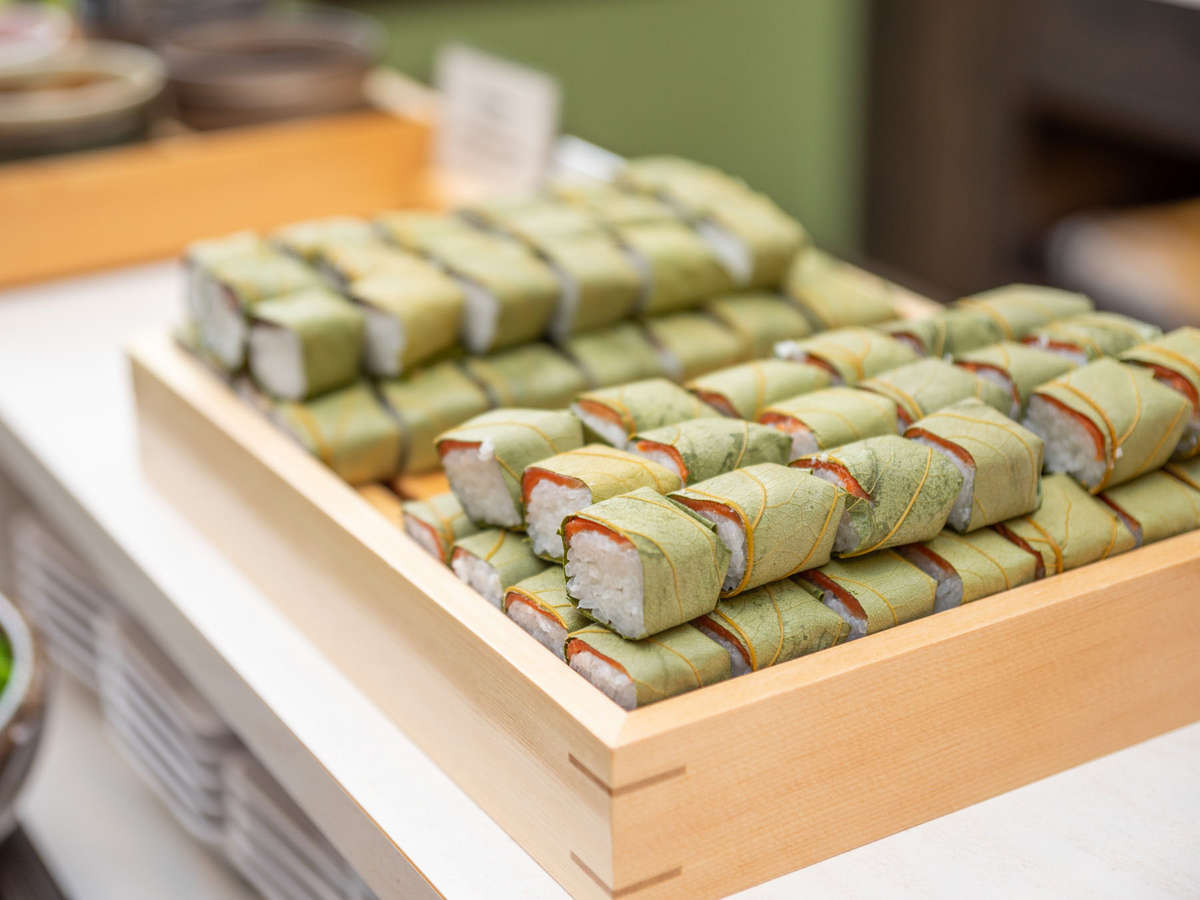鮭と鯖の2種類の柿の葉寿司をお出ししております。