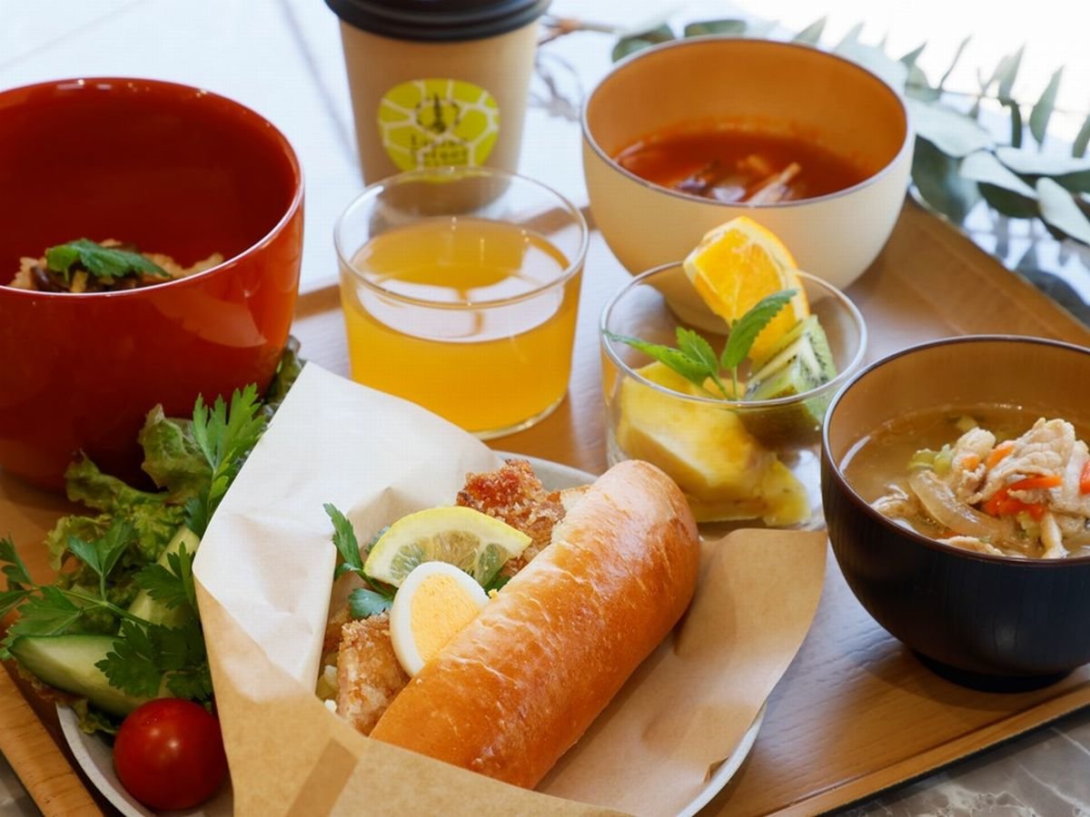 朝食例：自家製パン工房の八鹿豚カツサンドに但馬牛ご飯、八鹿豚汁など和洋のブッフェ