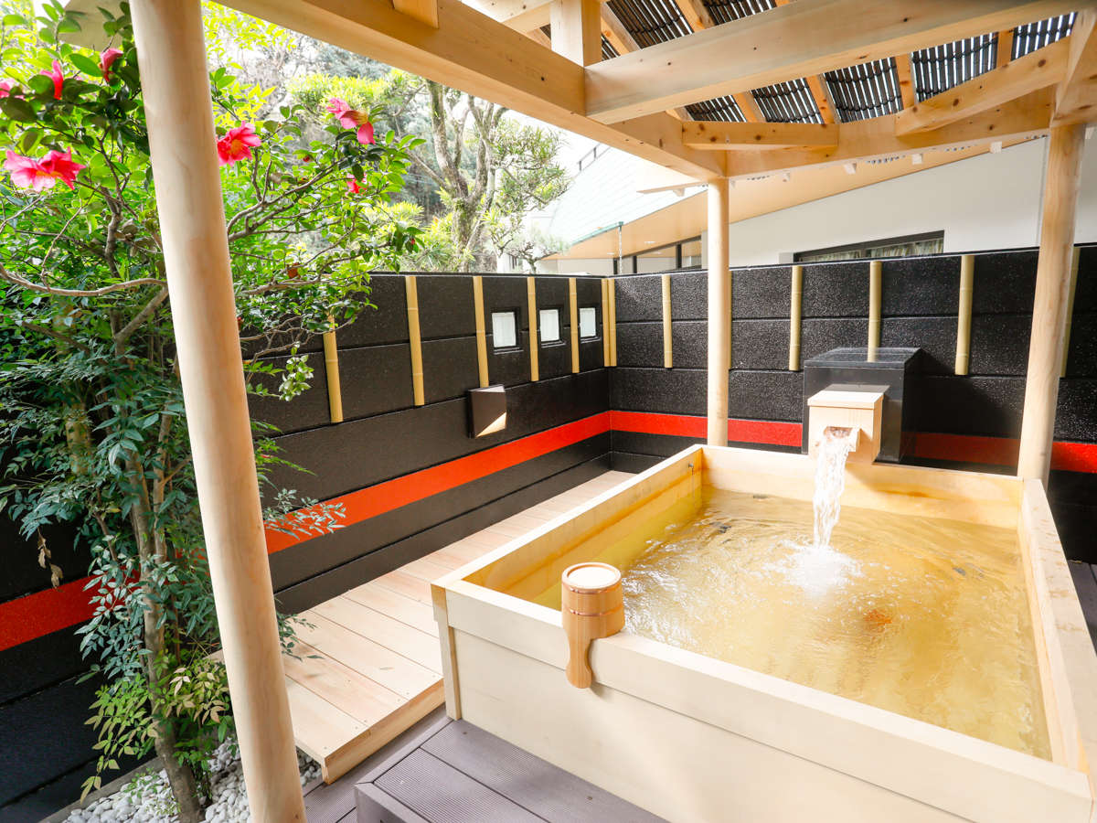 【露天風呂】自然に囲まれた開放的な空間　総檜の露天風呂での湯浴みをお楽しみください
