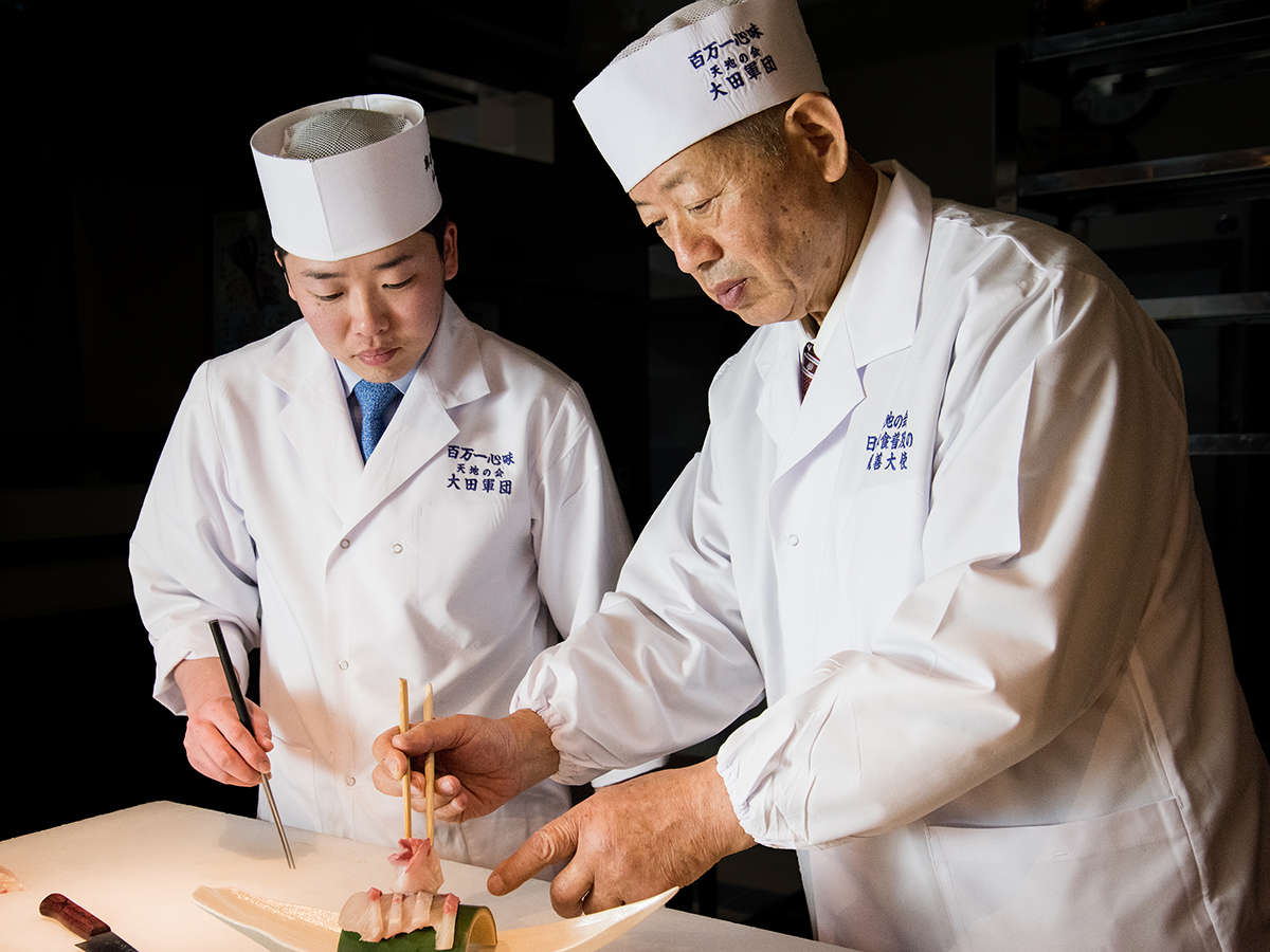*【勲章料理人：大田忠道と料理長】日々新しい和食のあり方を探求しております。